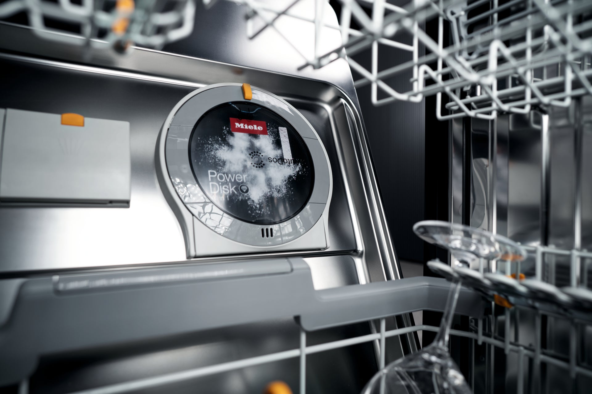 Miele、食器洗い体験を表現した交通広告を2026年8月31日より展開｜Miele食器洗い機の特徴と提案（4枚目）