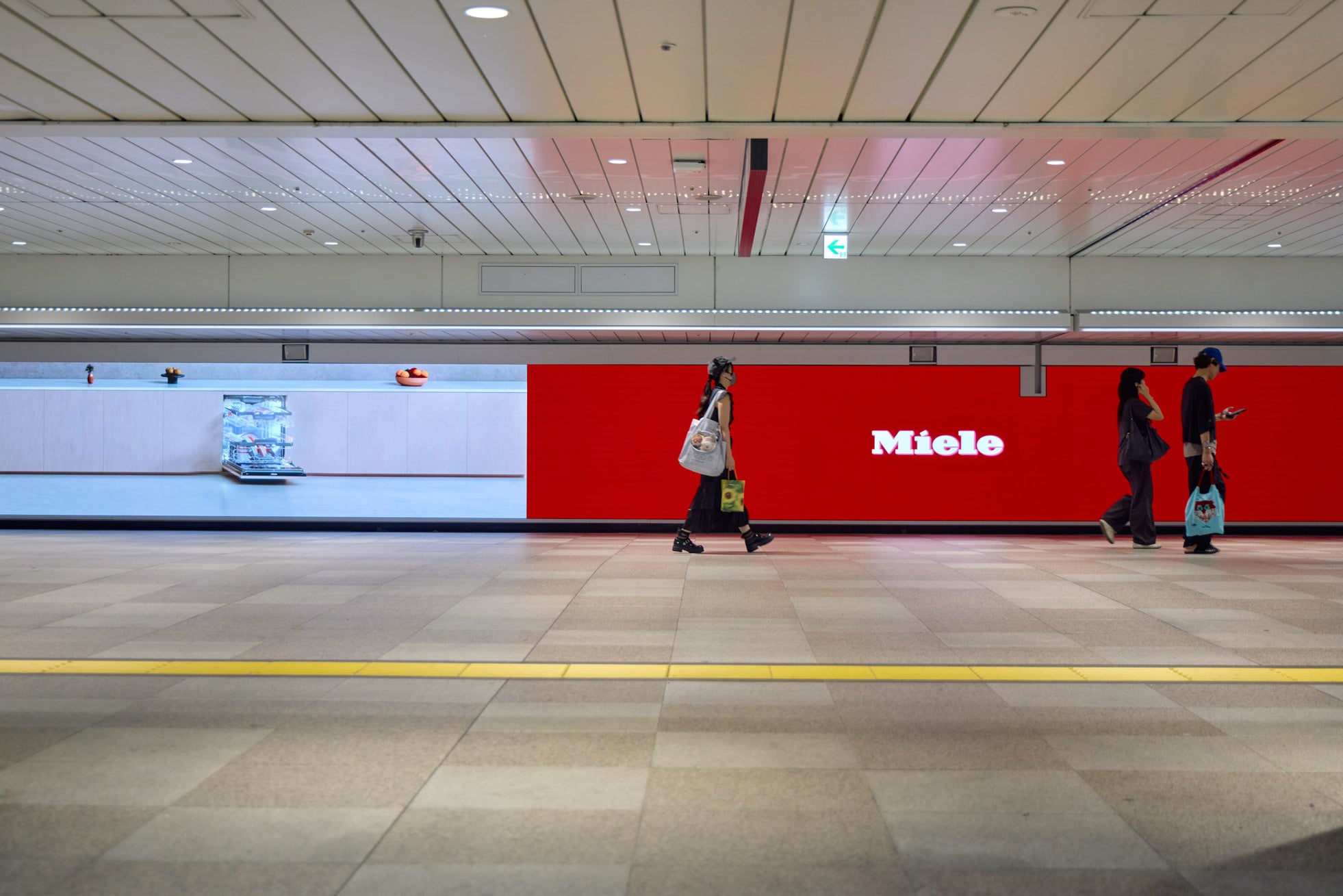 Miele、食器洗い体験を表現した交通広告を2026年8月31日より展開｜JR新宿駅およびJR線車内ビジョンでの広告展開