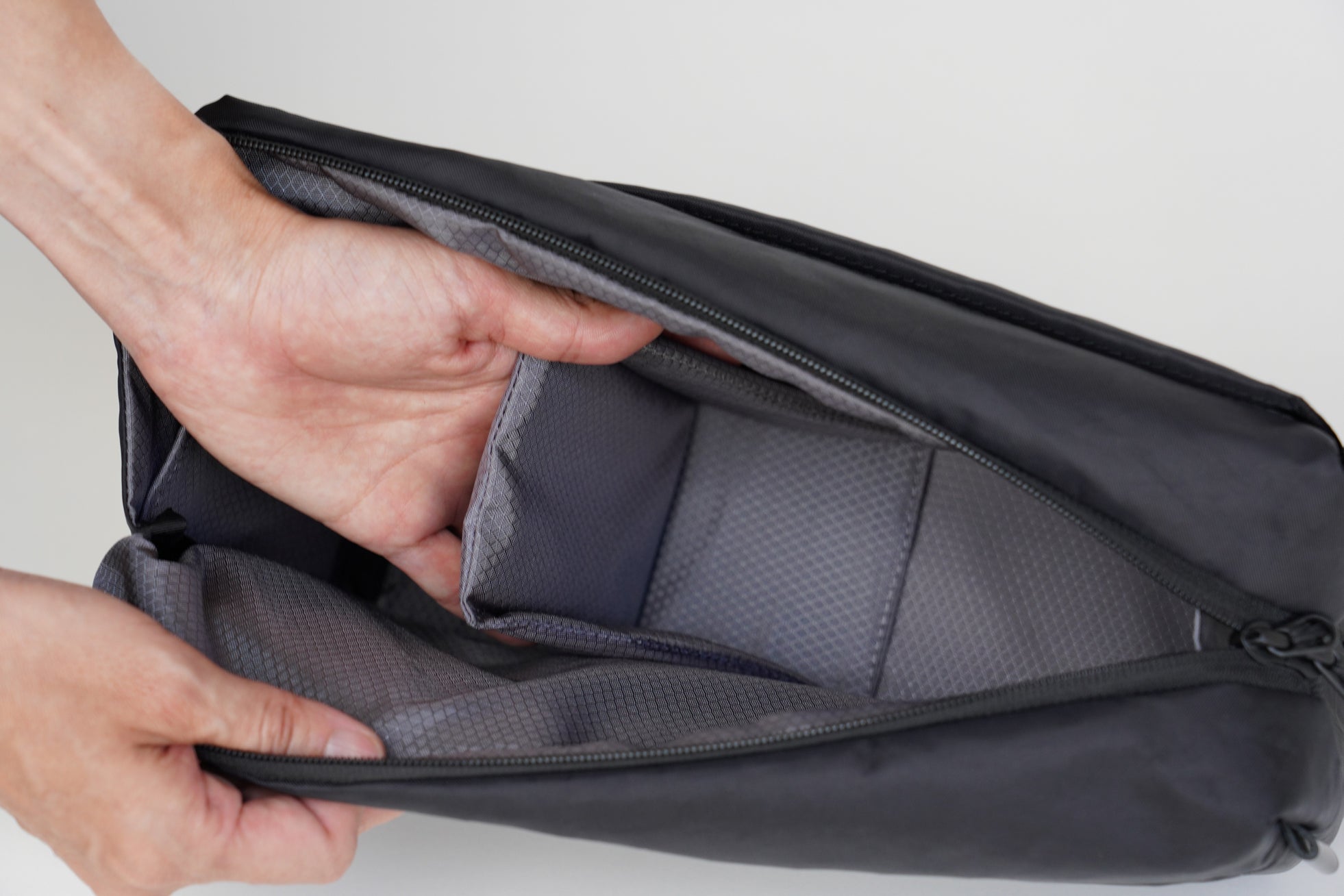 ULYSSES、カメラと日用品をコンパクトに収納する容量4Lのボディバッグ「+C SLING・M(4L)」を発表｜+C SLING・M(4L)の主なスペック