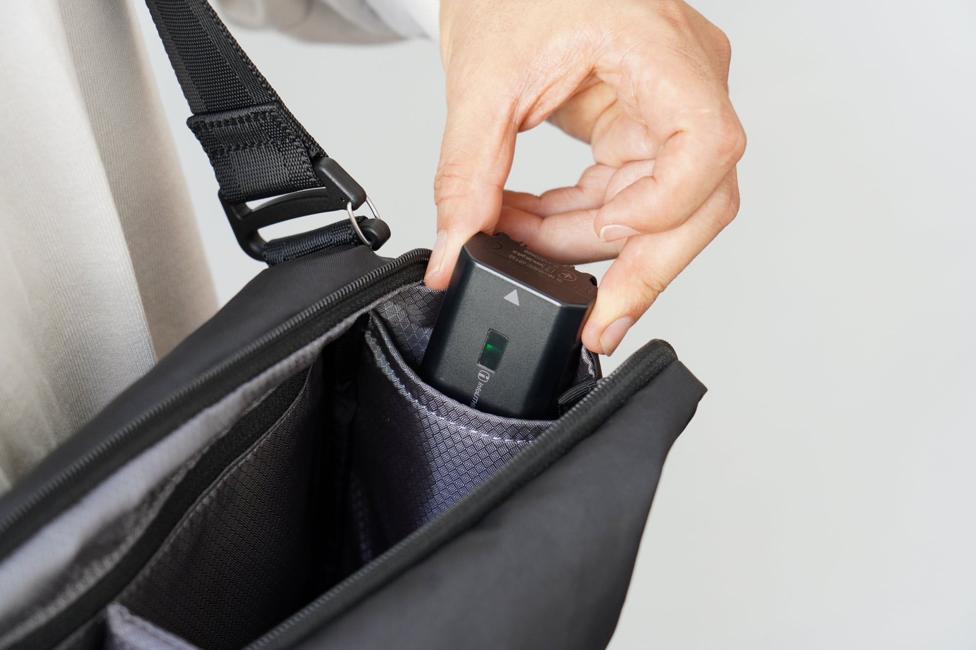 ULYSSES、カメラと日用品をコンパクトに収納する容量4Lのボディバッグ「+C SLING・M(4L)」を発表｜+C SLING・M(4L)の主なスペック（4枚目）