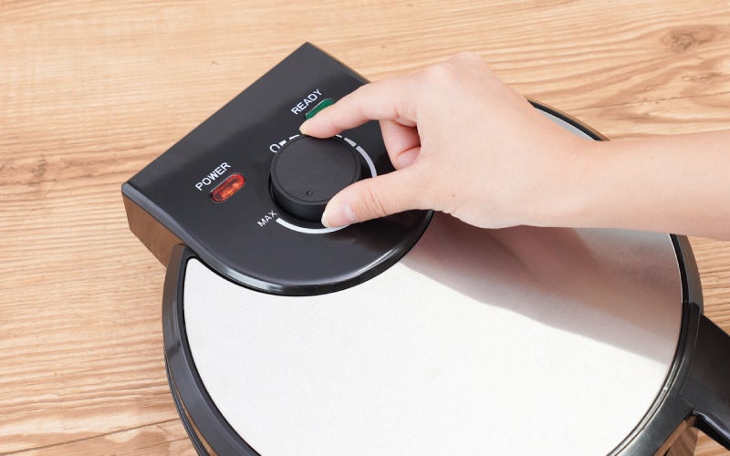 サンコー、身近な食材を挟むだけでパリパリせんべいにできる調理家電「復刻版 プレスでパリパリなんでもせんべいメーカー２」を発売｜復刻版 プレスでパリパリなんでもせんべいメーカー２の製品概要
