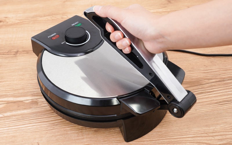 サンコー、身近な食材を挟むだけでパリパリせんべいにできる調理家電「復刻版 プレスでパリパリなんでもせんべいメーカー２」を発売｜主な仕様と価格