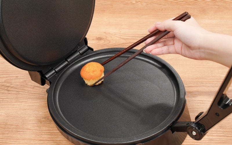 サンコー、身近な食材を挟むだけでパリパリせんべいにできる調理家電「復刻版 プレスでパリパリなんでもせんべいメーカー２」を発売｜製品の主な特徴
