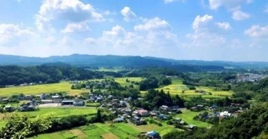 山並みと青空が広がる緑豊かな集落の風景写真