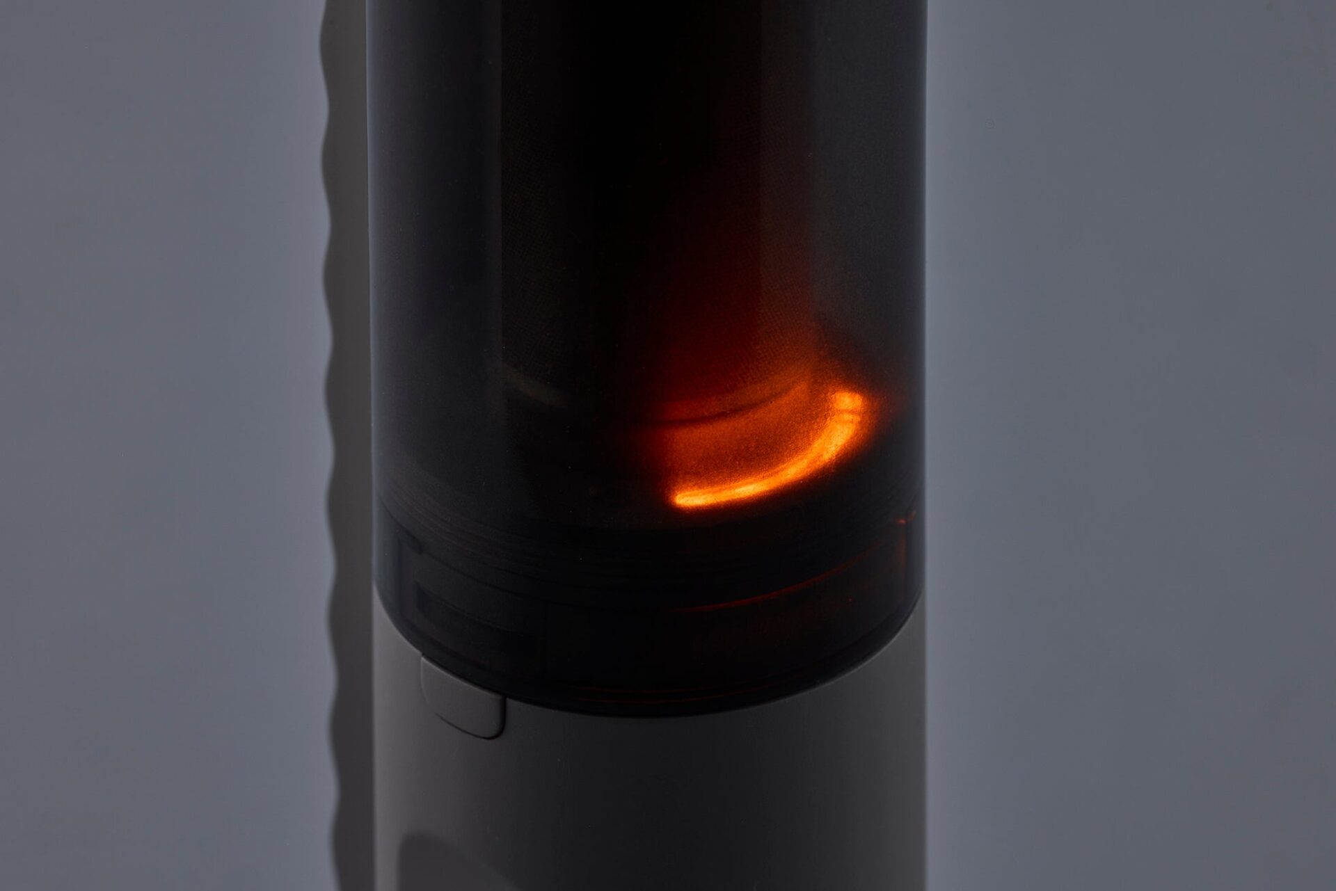 カドー、約470gの軽量ボディを採用した「FOEHN スティックふとんクリーナー」をMakuakeで発表｜取扱サイト