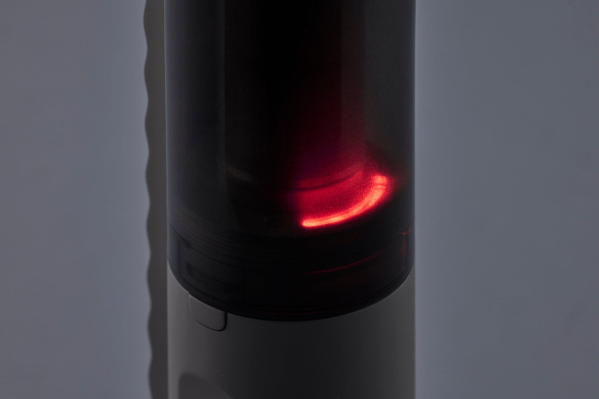 カドー、約470gの軽量ボディを採用した「FOEHN スティックふとんクリーナー」をMakuakeで発表｜取扱サイト