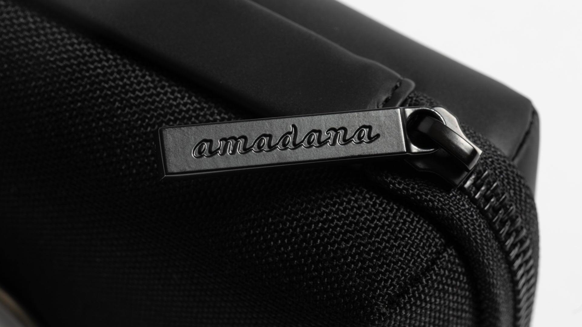 amadana、高耐久素材を採用したPCスリーブ「SL30 Laptop Sleeve」など4モデルを発売｜CU30 Utility Caseの機能と仕様（7枚目）