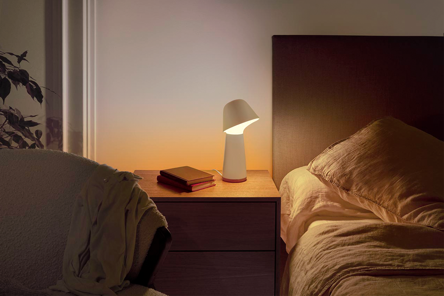 シグニファイ、体内リズムに着目した睡眠サポート照明「Philips Hue トワイライト ベッドサイドライト」を発売