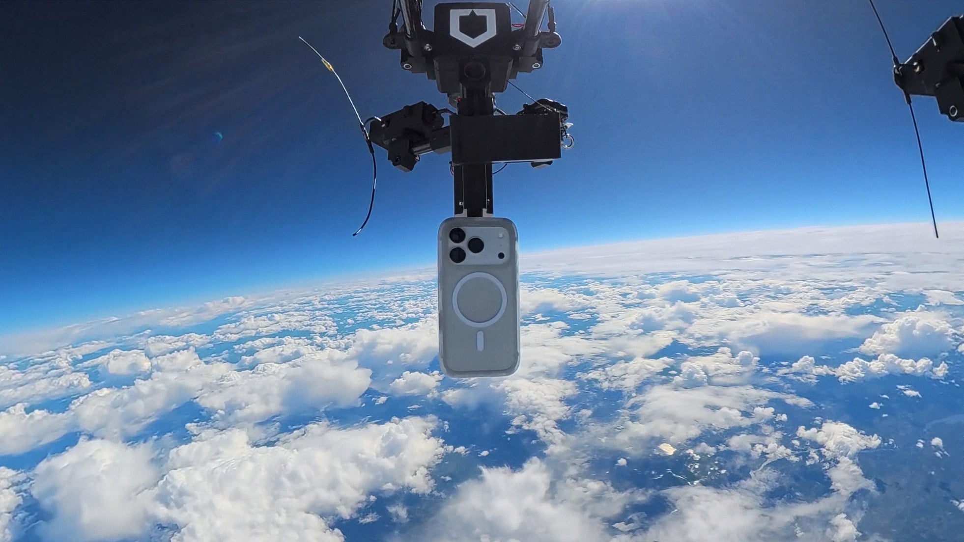 RHINOSHIELDのスマホケース「AirX」、成層圏からの落下テストでギネス世界記録を達成｜「AirX」の価格と対応機種