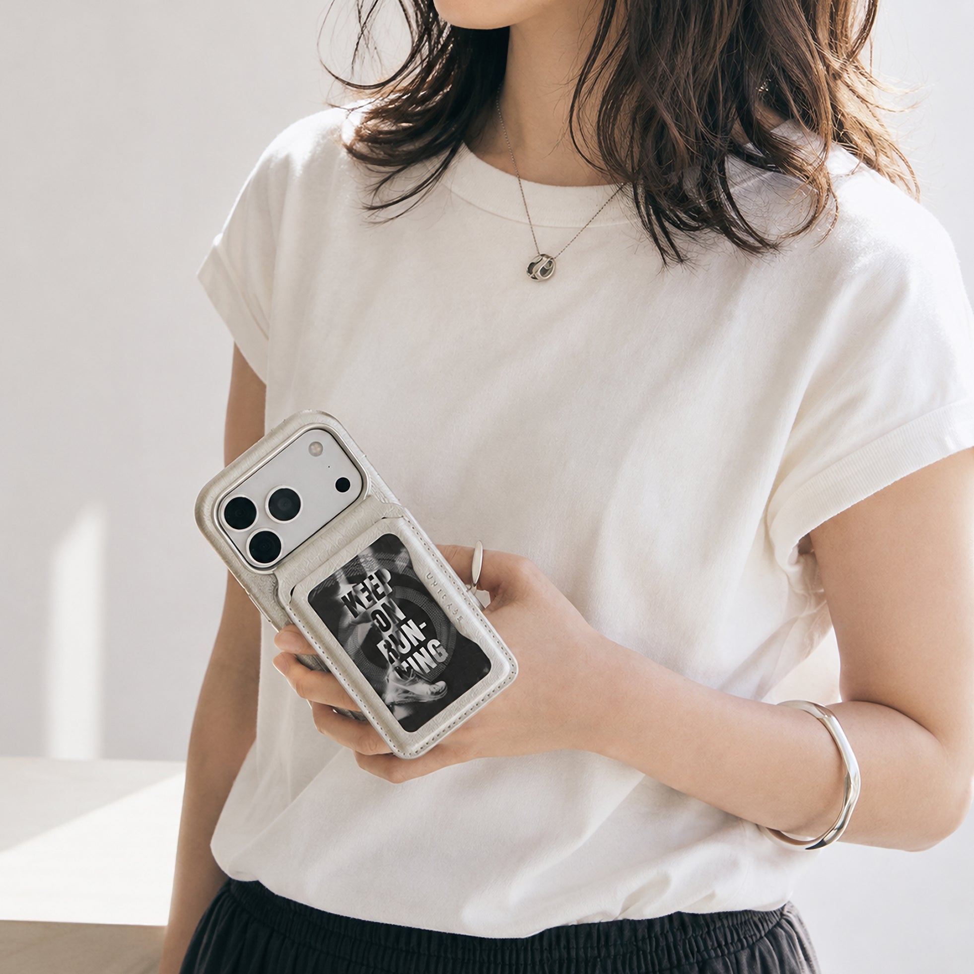 UNICASE、トレカやチェキを飾れるMagSafe対応スマホスタンド「MAG PEEK STAND」を発売｜MAG PEEK STANDの主な特徴