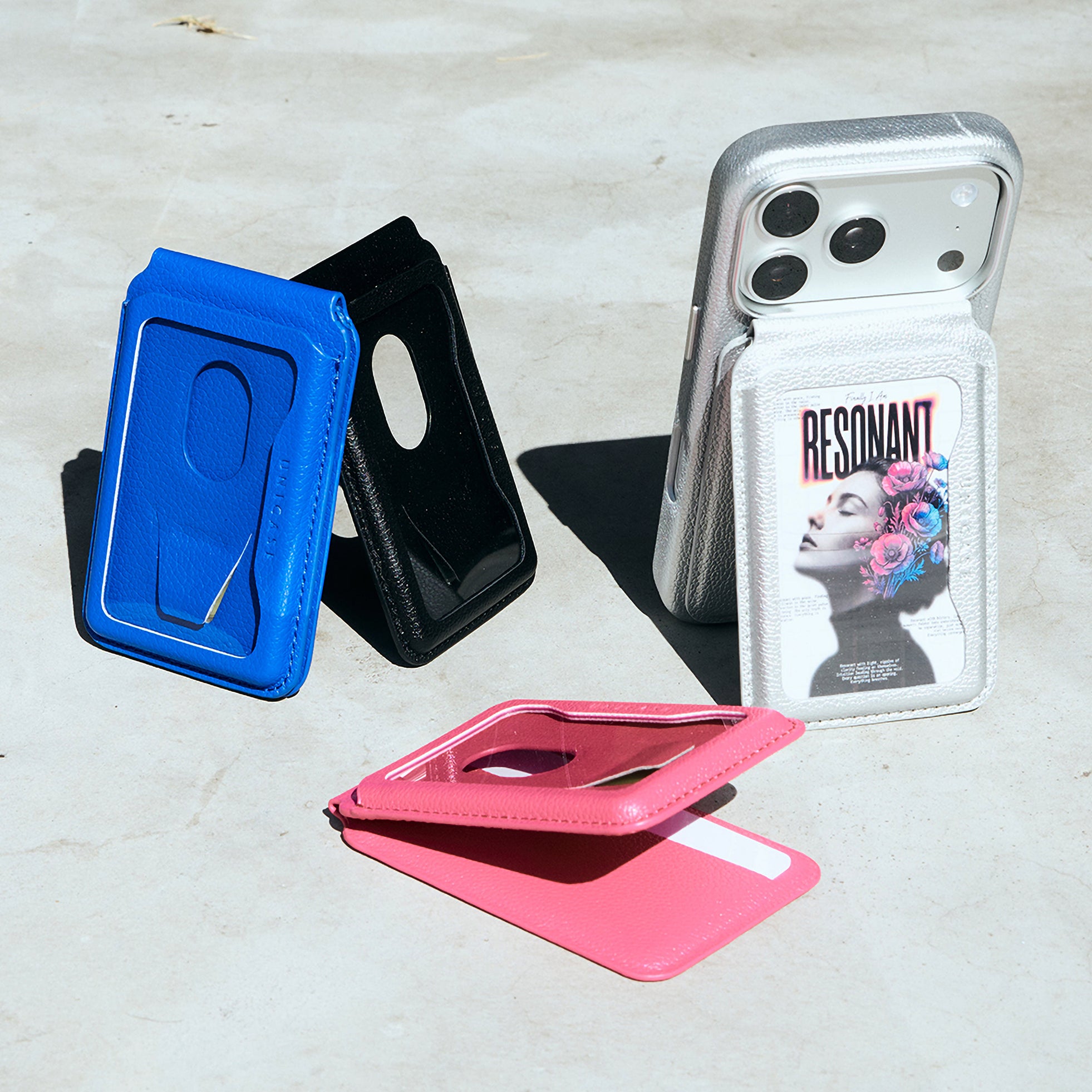 UNICASE、トレカやチェキを飾れるMagSafe対応スマホスタンド「MAG PEEK STAND」を発売｜MAG PEEK STANDの製品仕様と価格