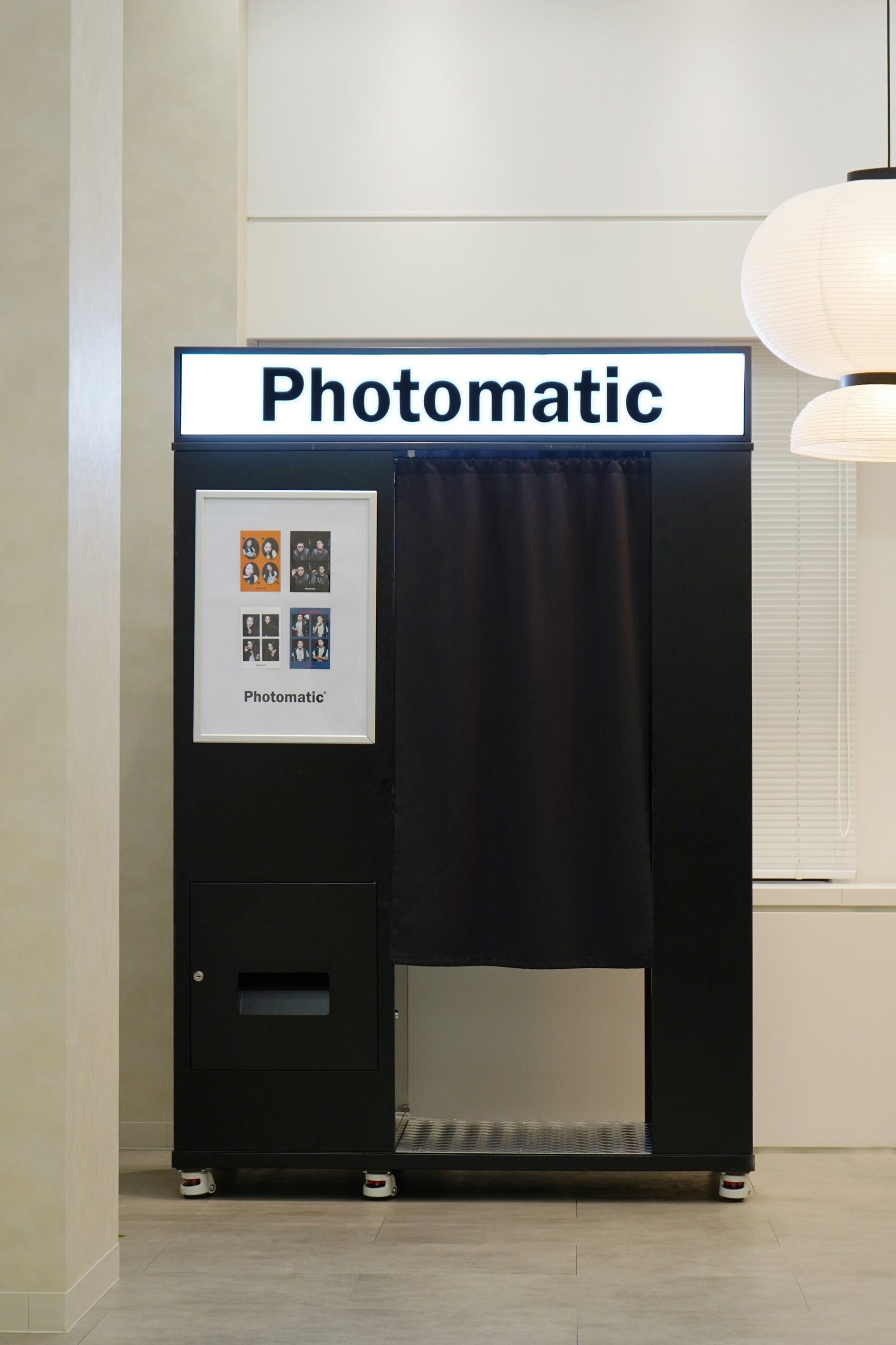 大阪・道頓堀のTSUTAYA EBISUBASHI前にPhotomaticのセルフフォトブースが期間限定で登場|Photomaticの背景と法人レンタルについて(2枚目)