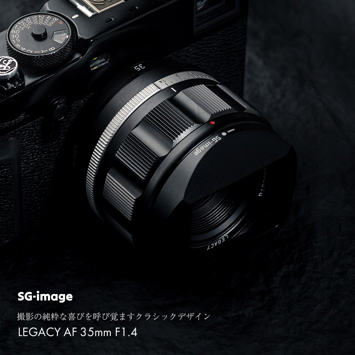 黒いカメラボディに装着された金属製レンズの斜め上からの外観写真