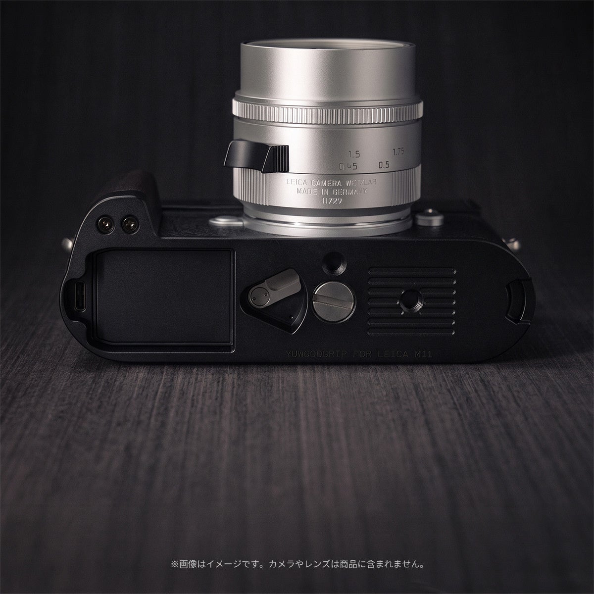 カメラ底面側からグリップベースプレートの開口部と固定ネジ部を見せた写真