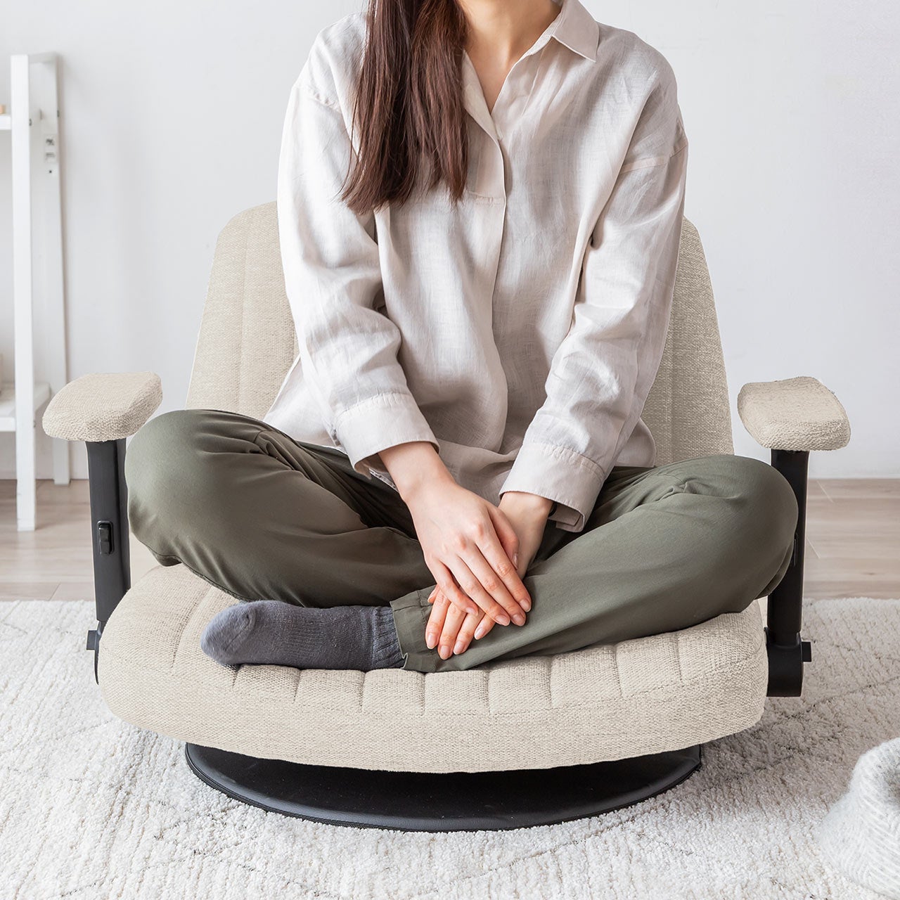 サンワダイレクト、幅広座面と3Dアームレスト搭載の回転座椅子を発売 - 画像2