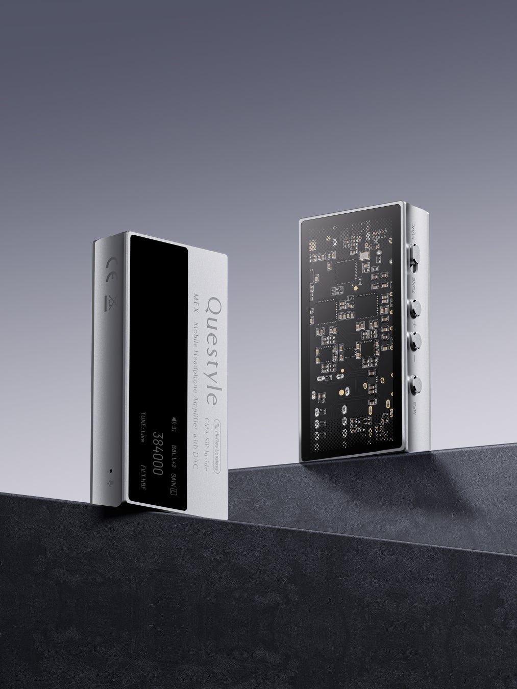 長方形のポータブルオーディオ機器の表面と裏面。片面にはディスプレイとロゴ、もう片面には基板回路が見えるスケルトン窓が配置されている。