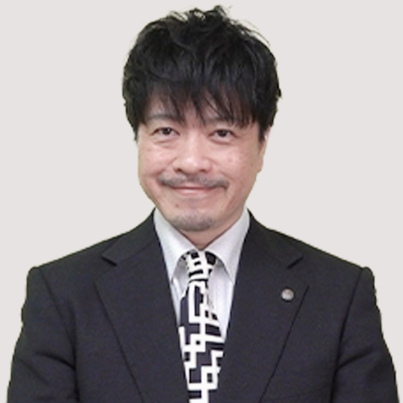 スーツとネクタイを着用した人物の正面バストアップ写真