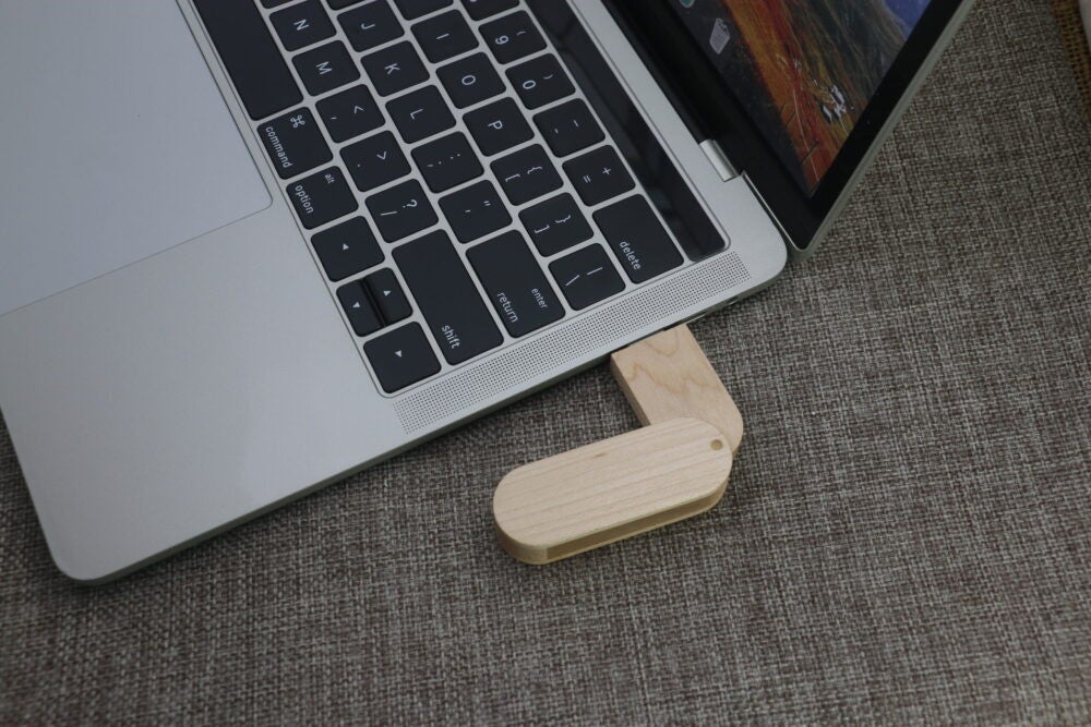 名入れUSB.com、結婚式映像の納品向け木製USBのラインナップを12種に拡充｜映像制作会社からのニーズに対応