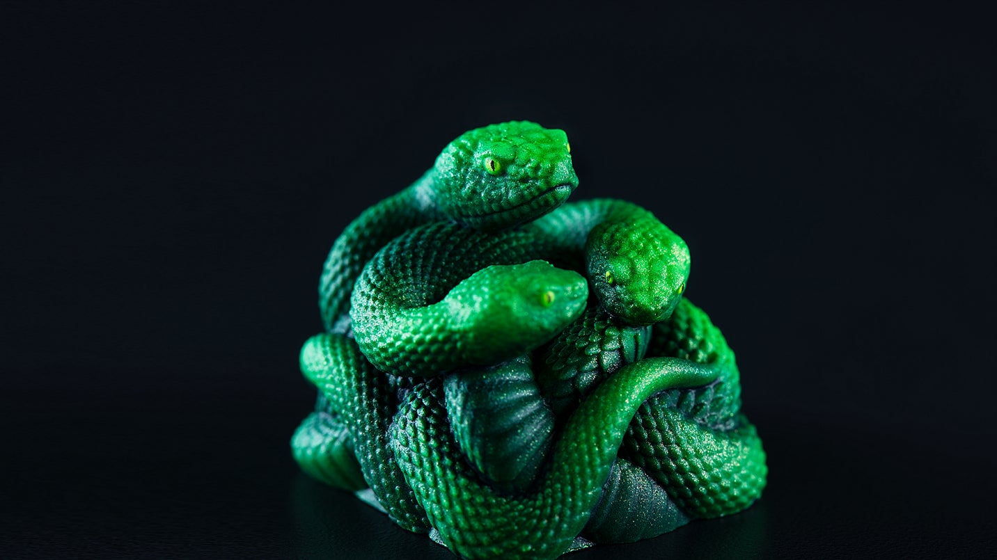 Razer、ブランド初となるハンドフィニッシュ仕上げのキーキャップ「Razer Artisan Keycap – Triple-Headed Snake Edition」を発表|Razer Artisan Keycap R