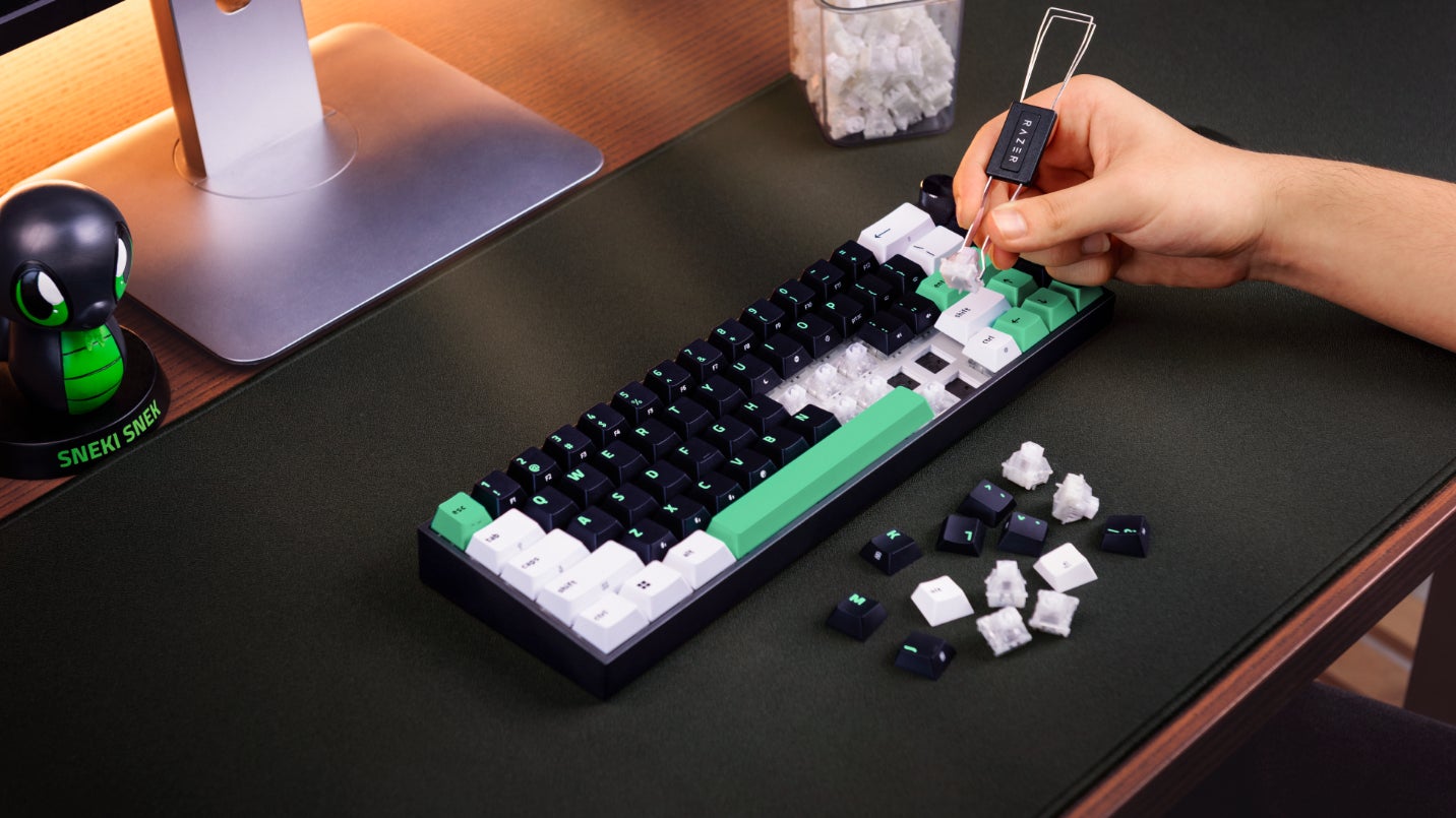 プーラー工具を用いてキーボード基板からキースイッチを引き抜く交換作業の様子