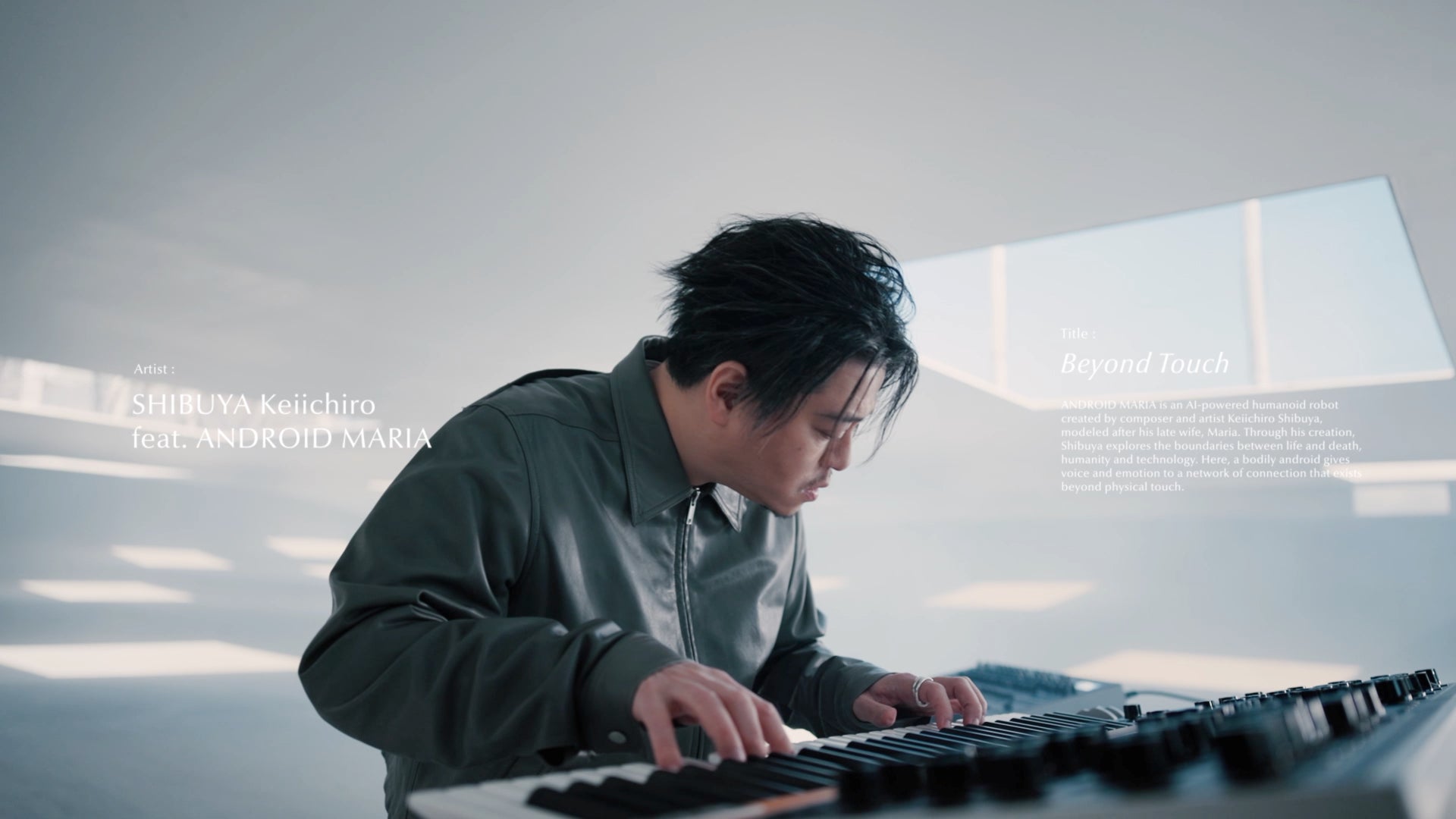 鍵盤楽器を演奏する人物の手元と上半身