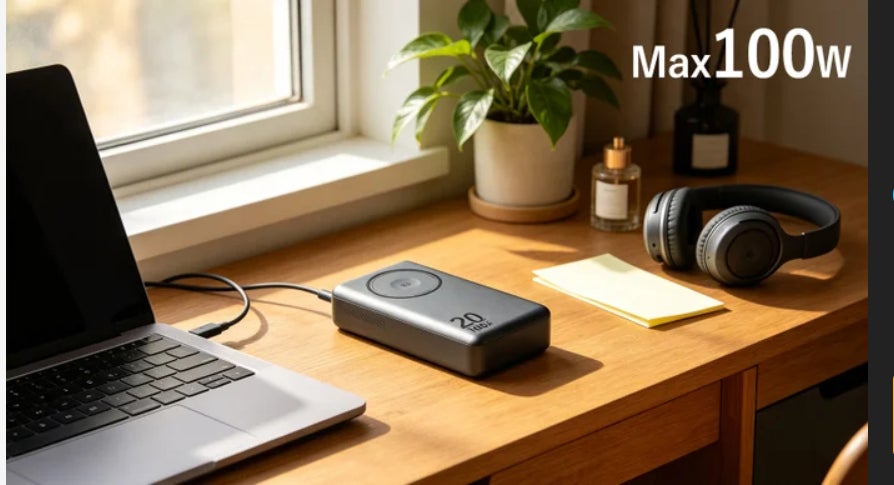 机の上でノートPCにケーブル接続して給電している製品写真