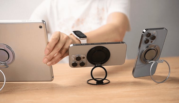 スマホリングを展開してスタンド状態にした複数のスマートフォンとタブレット
