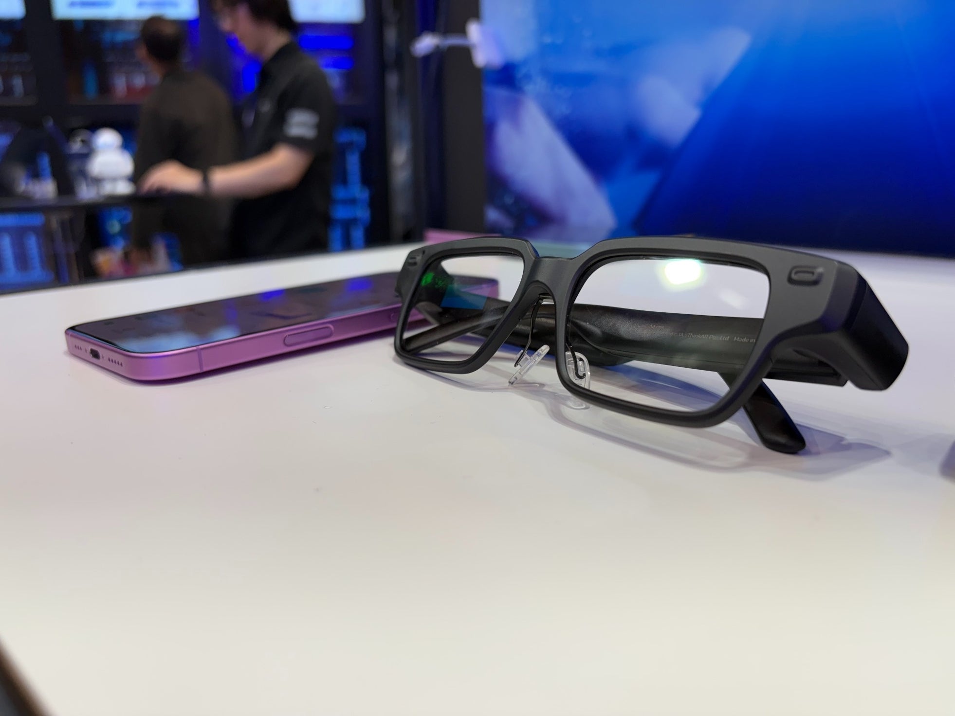 ThinkARのAIスマートグラス「AiLENS V1」が「TECH BEAT Shizuoka 2026」のソフトバンクブースで展示｜AiLENS V1の主なスペックと特徴