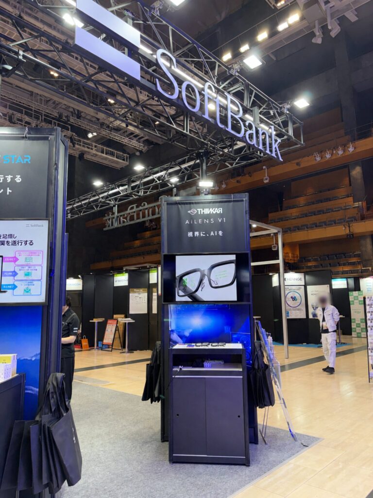 ThinkARのAIスマートグラス「AiLENS V1」が「TECH BEAT Shizuoka 2026」のソフトバンクブースで展示