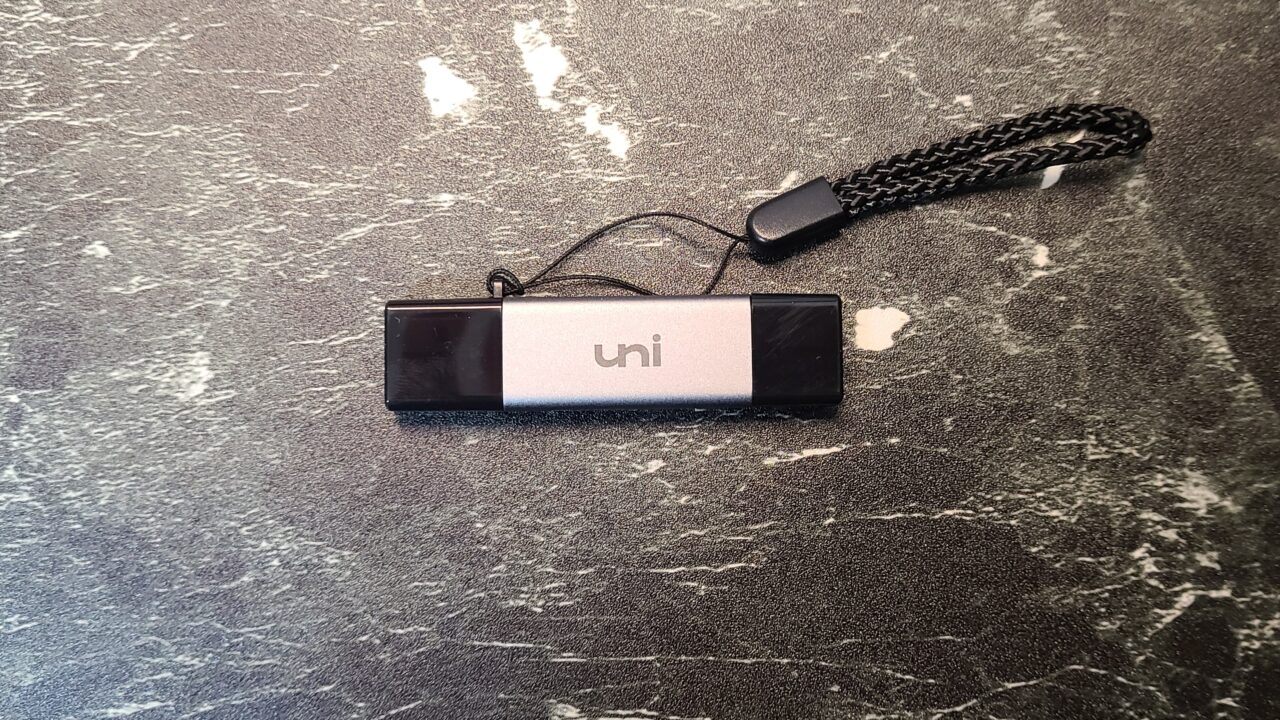 『uniAccessories Type-C/Type-A,USB3.0対応2-in-1カードリーダー』のストラップ