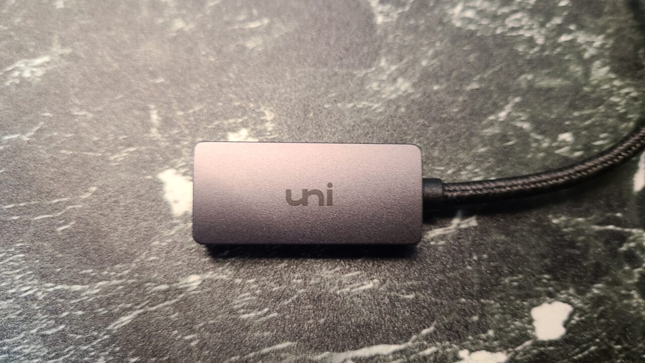 『uniAccessories USB Type-C to HDMI 変換アダプター』のロゴ