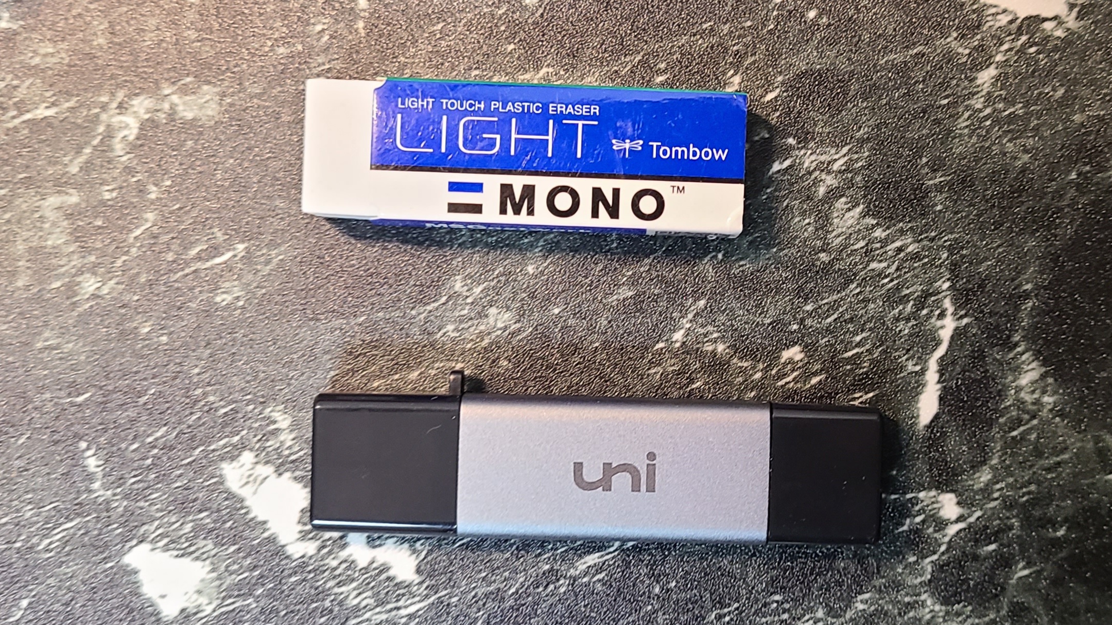 『uniAccessories Type-C/Type-A,USB3.0対応2-in-1カードリーダー』の大きさ