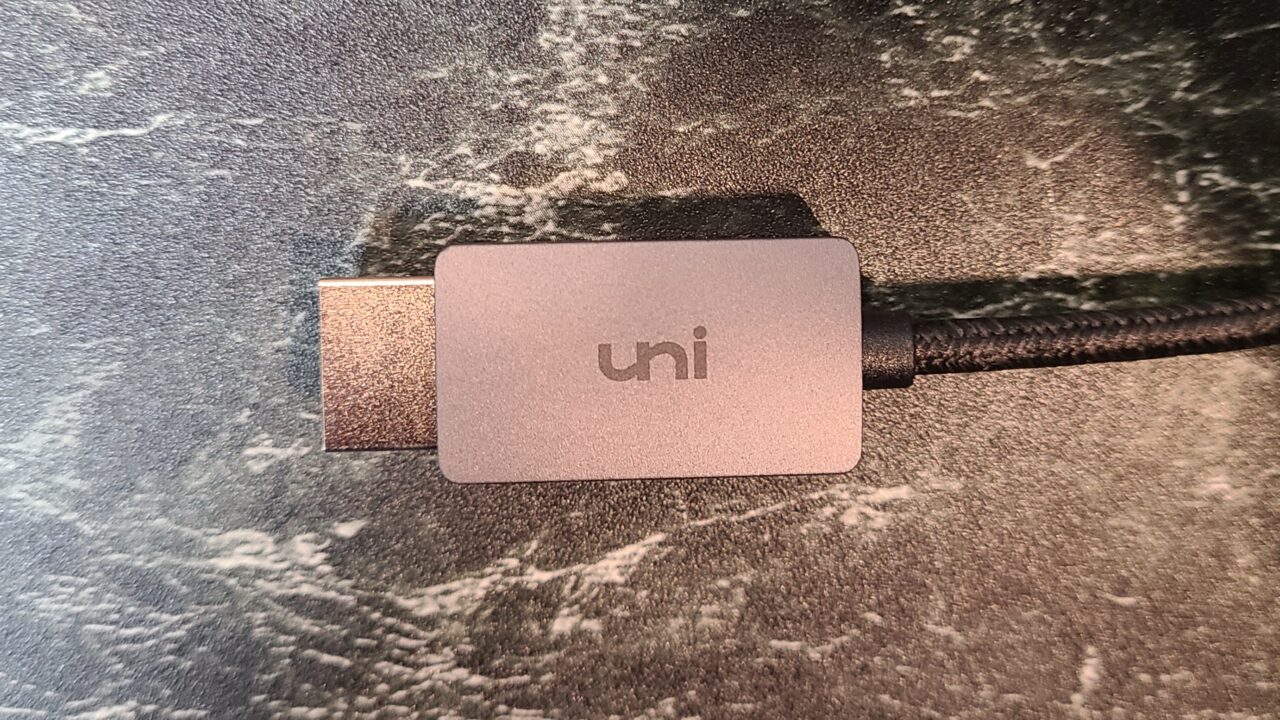 『uniAccessories USB Type-C to HDMI 変換ケーブル』のロゴ