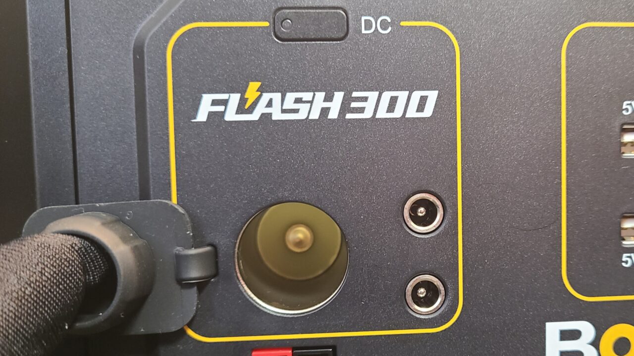 『BougeRV Flash 300』の出力ポート