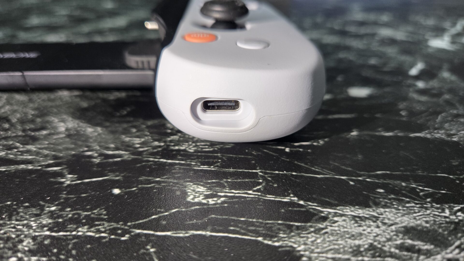 ゲームコントローラーの充電口