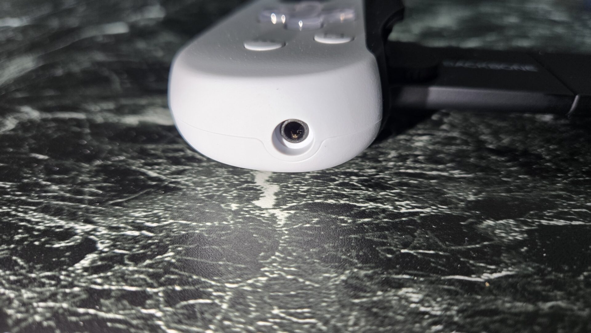 ゲームコントローラーの充電口