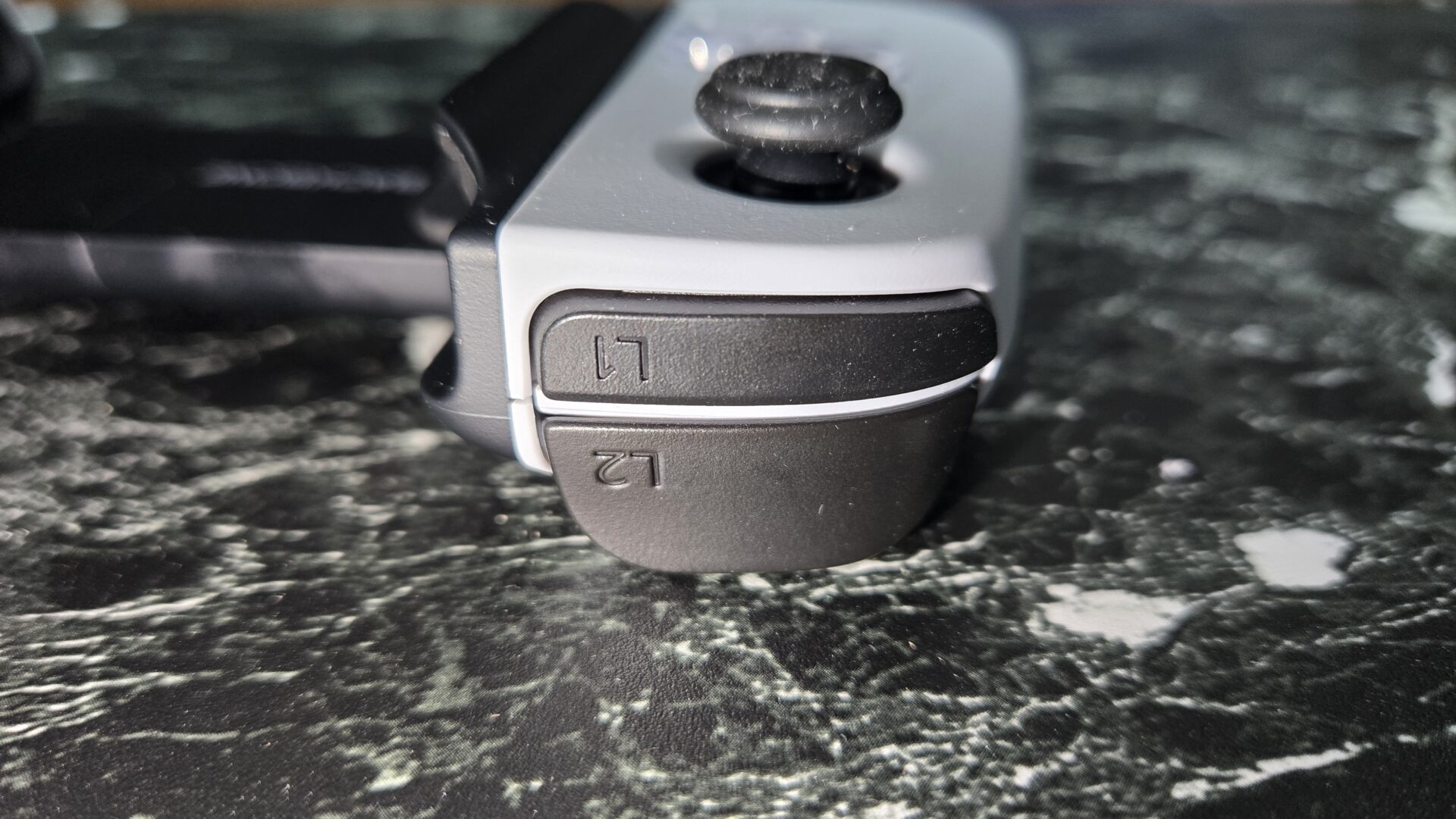 ゲームコントローラーのL1ボタンとL2ボタン