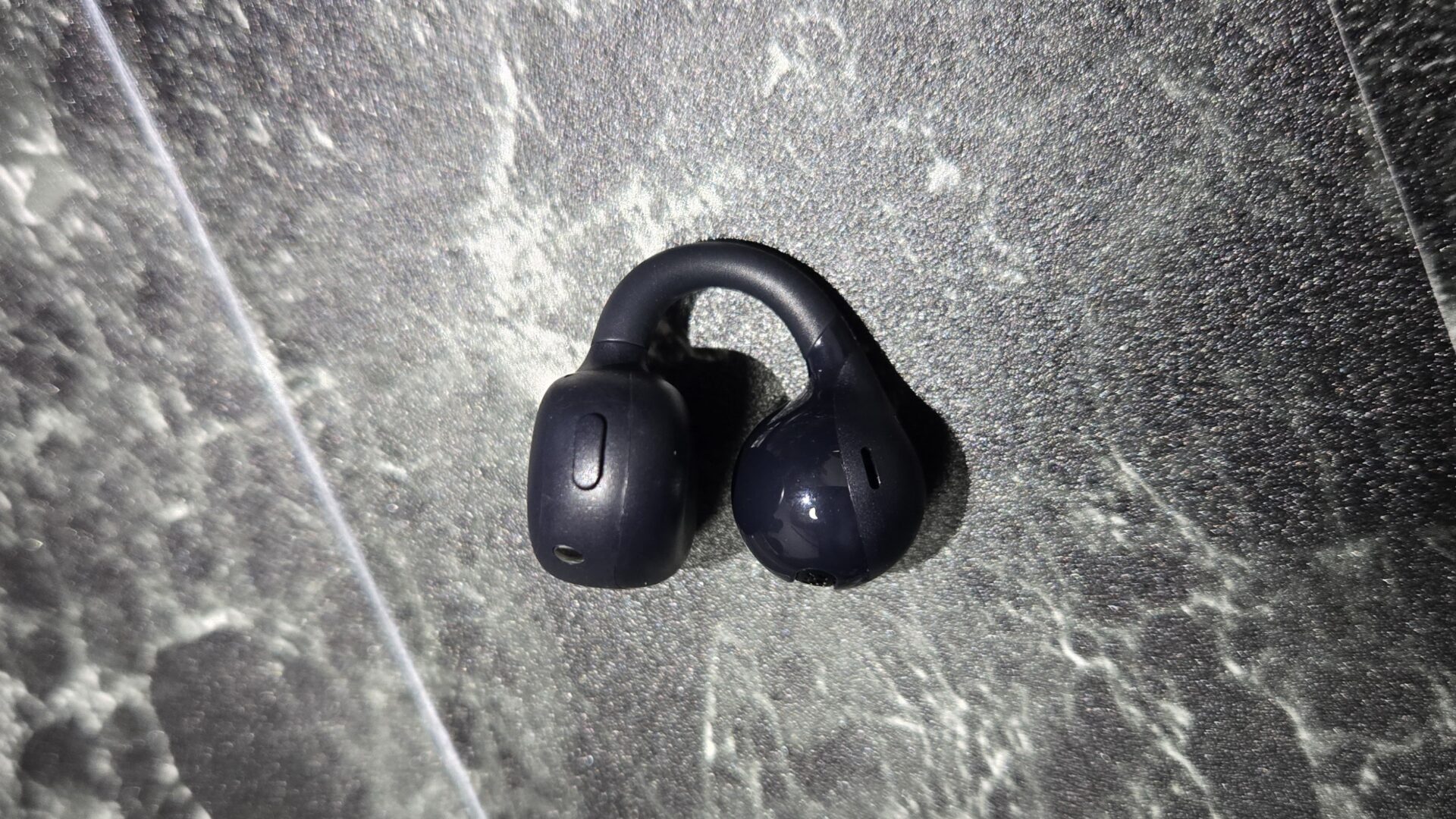 黒い骨伝導イヤホン