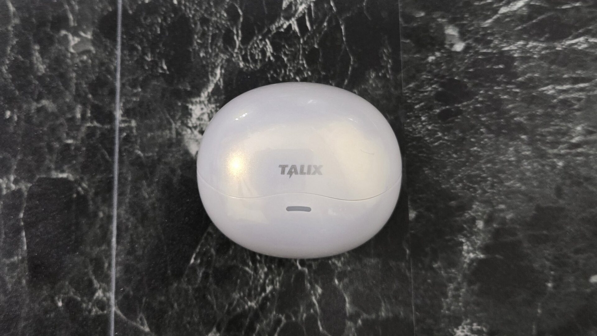 白い丸型TALIXロゴワイヤレスイヤホンケース