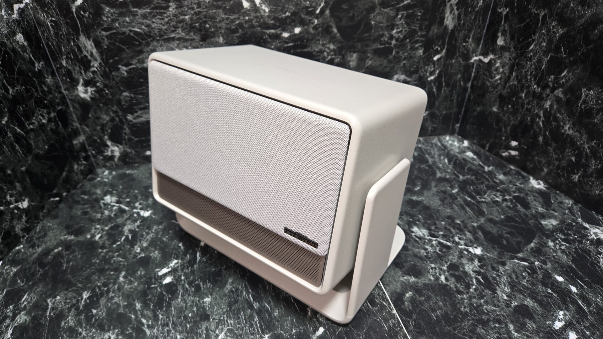 smartisan studio 薄い灰色の箱型スピーカー 専用台座付き 黒い大理石の背景