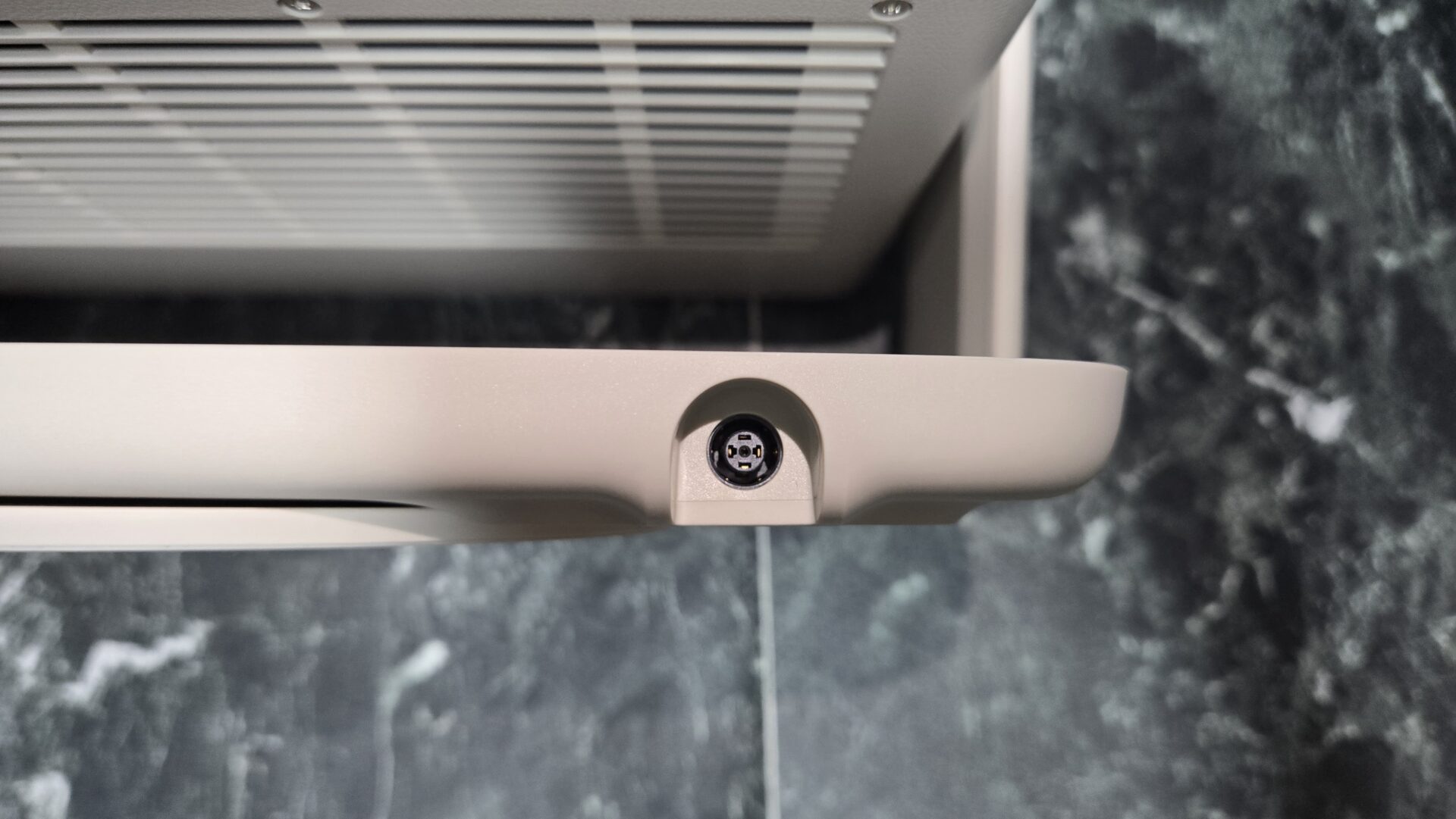 古いベージュ色の機器にある丸いコネクタと通気口
