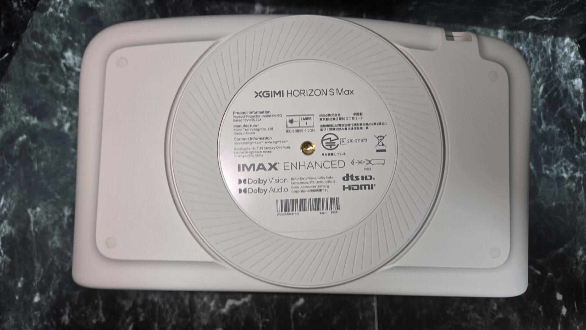 XGIMI HORIZON S Maxプロジェクターの底面に書かれた製品情報とIMAX Enhanced Dolby Vision Dolby Audio dts HD HDMI対応