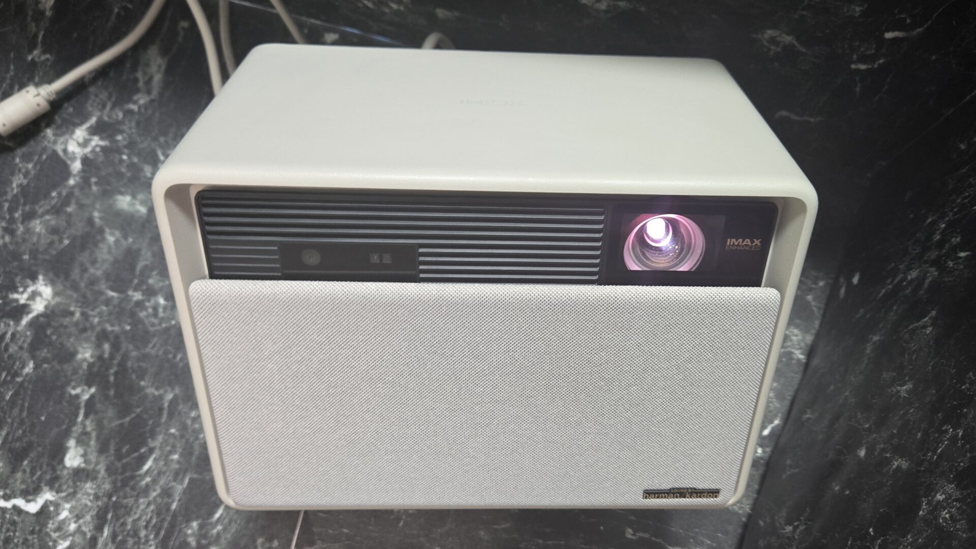 白いプロジェクター IMAX ENHANCED対応 harman/kardonスピーカー