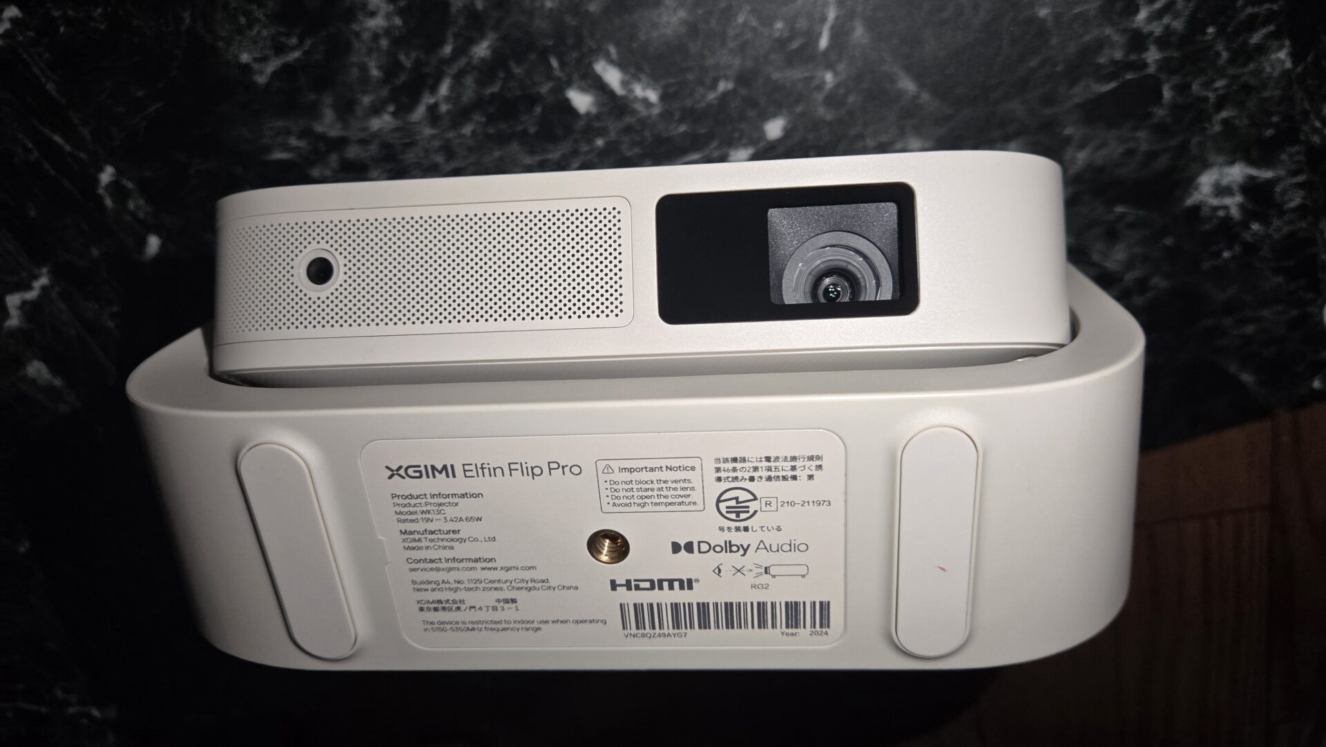 白いXGIMI Elfin Flip Proプロジェクターのレンズと製品情報ラベル