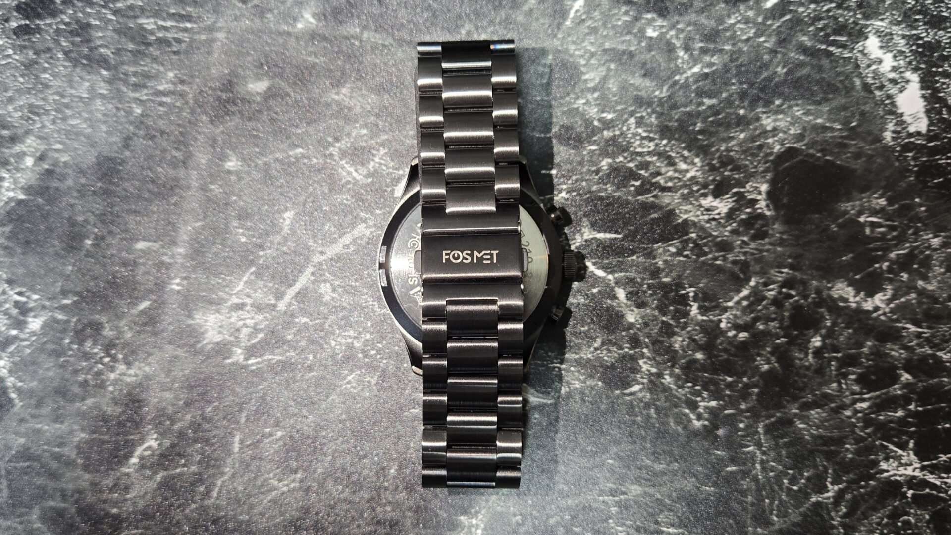 FOSMETの黒い金属製腕時計