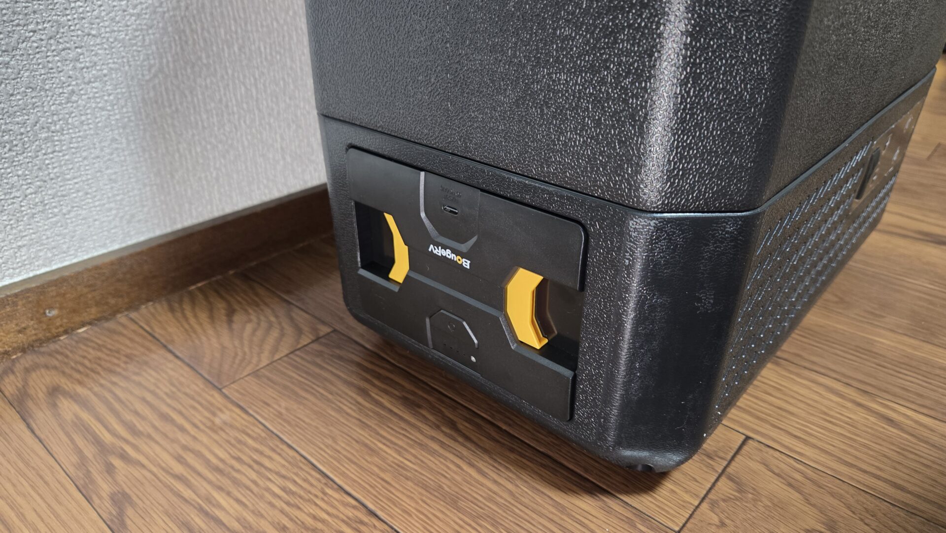 BougeRVの黒いポータブル冷蔵庫側面にある黄色のデザインと充電ポート