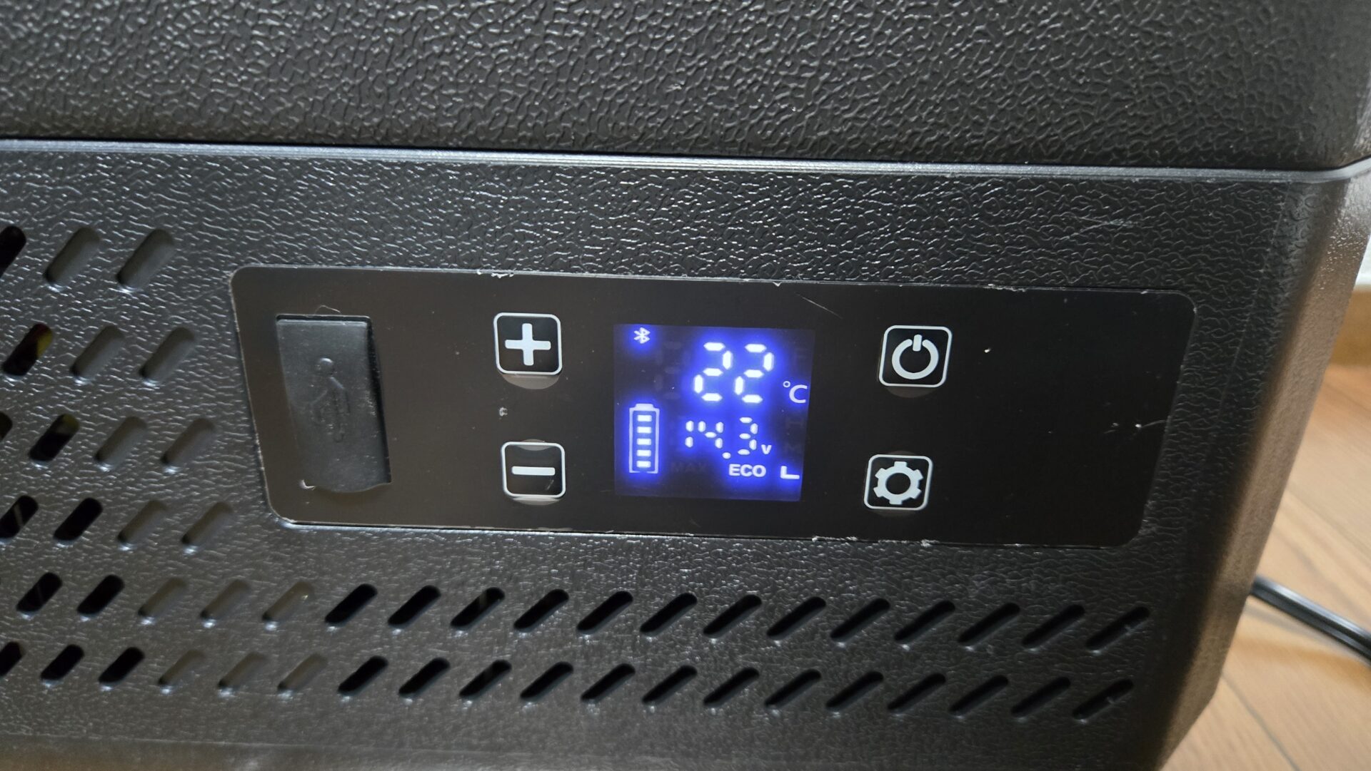 ポータブル冷蔵庫の操作パネル現在温度22度バッテリー残量14.3ボルトエコモード表示