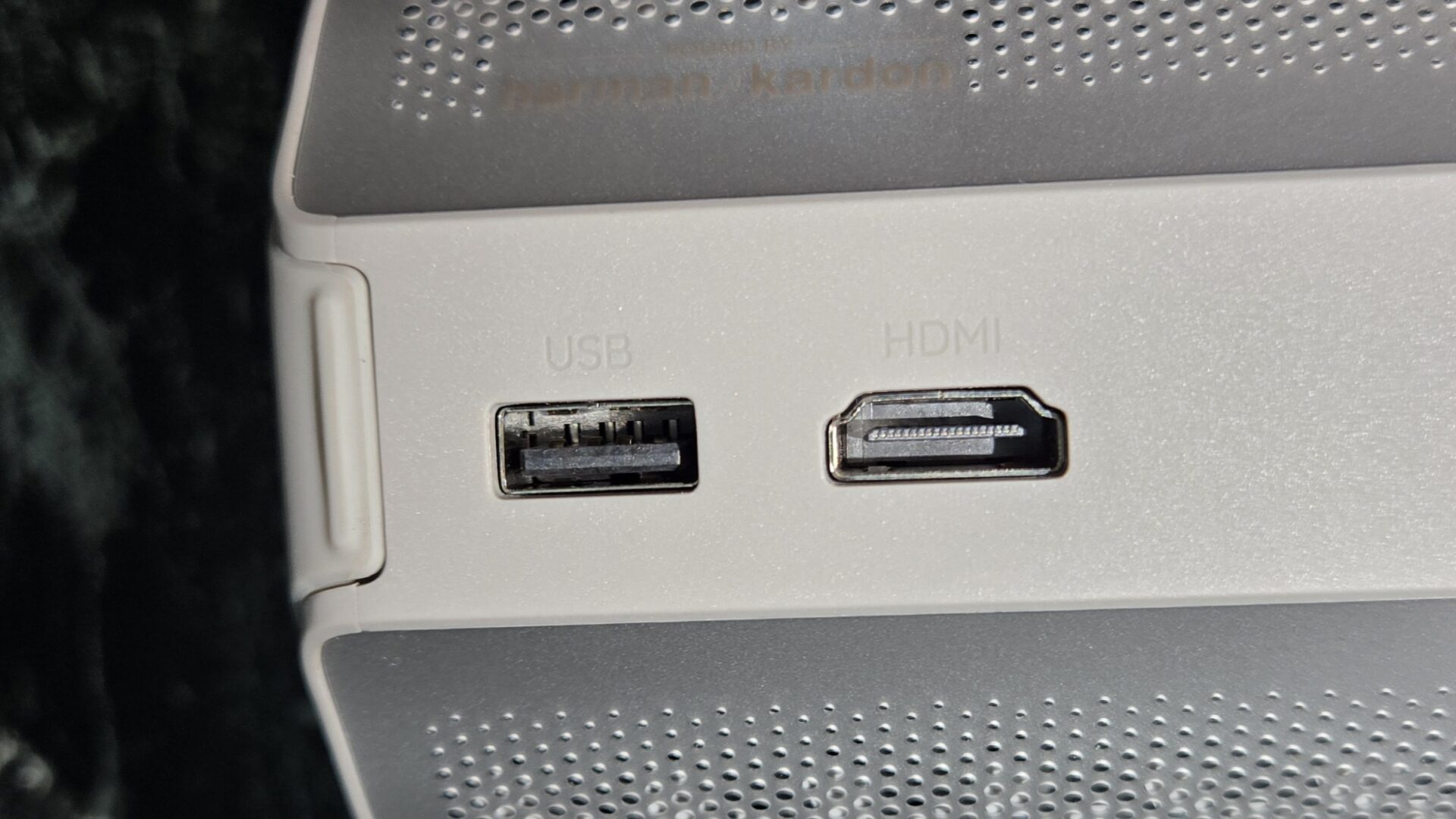ハーマンカードンの白い電子機器に並ぶUSBとHDMIの差込口