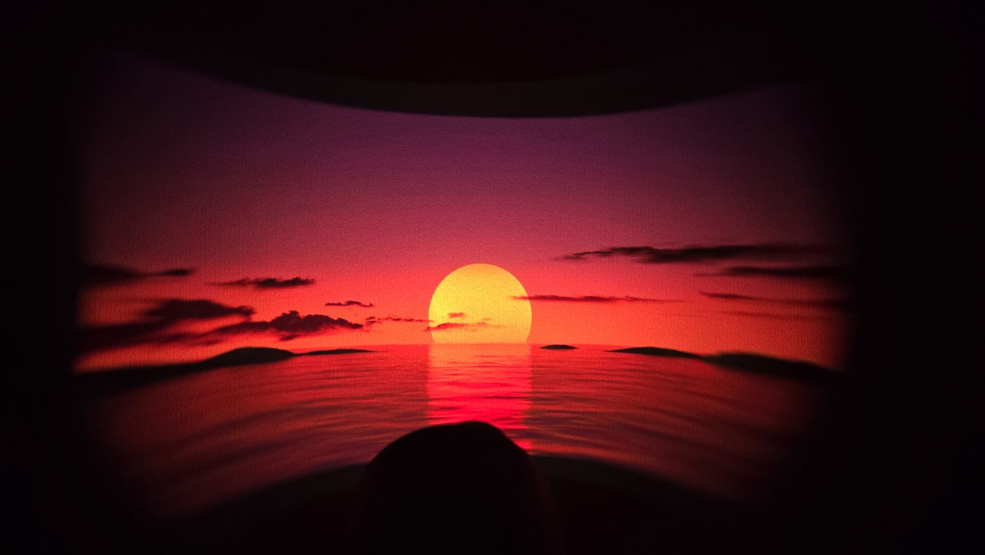 真っ赤な夕焼け空と水面に映る大きな夕日