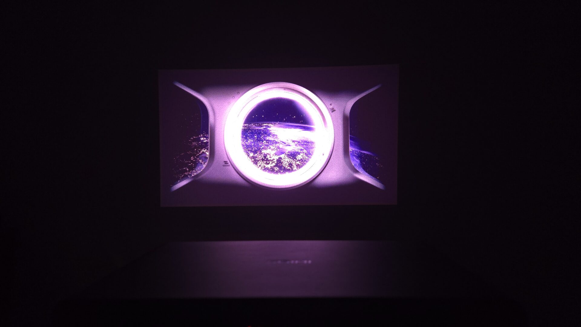 宇宙船の窓に映る輝く地球の夜景
